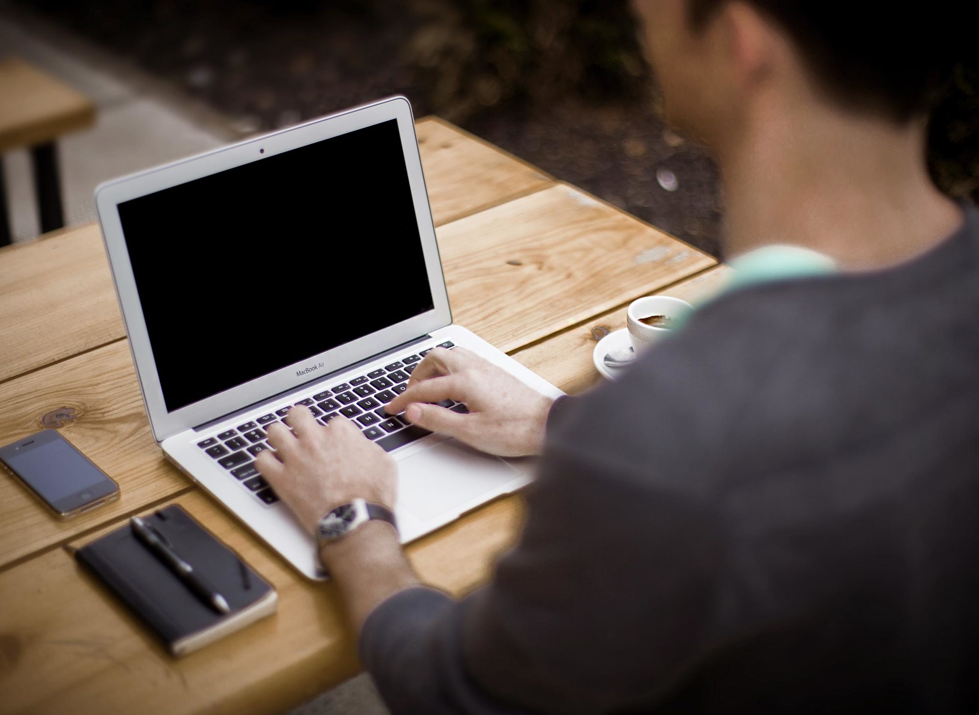 Mujer trabajando en computador portátil